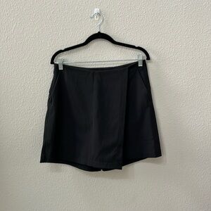 Black lululemon skort in size 8